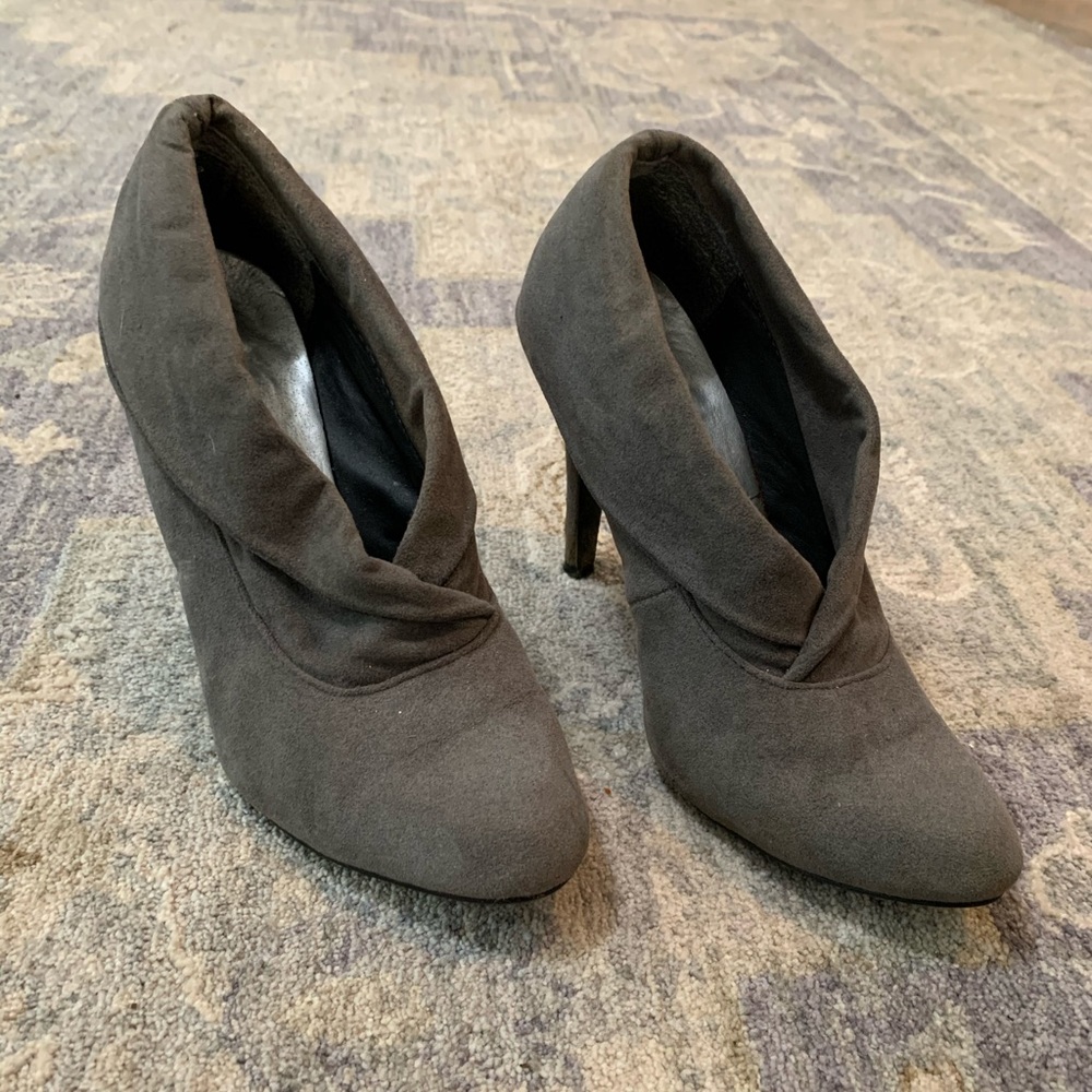 Well loved size 7–gray booties!